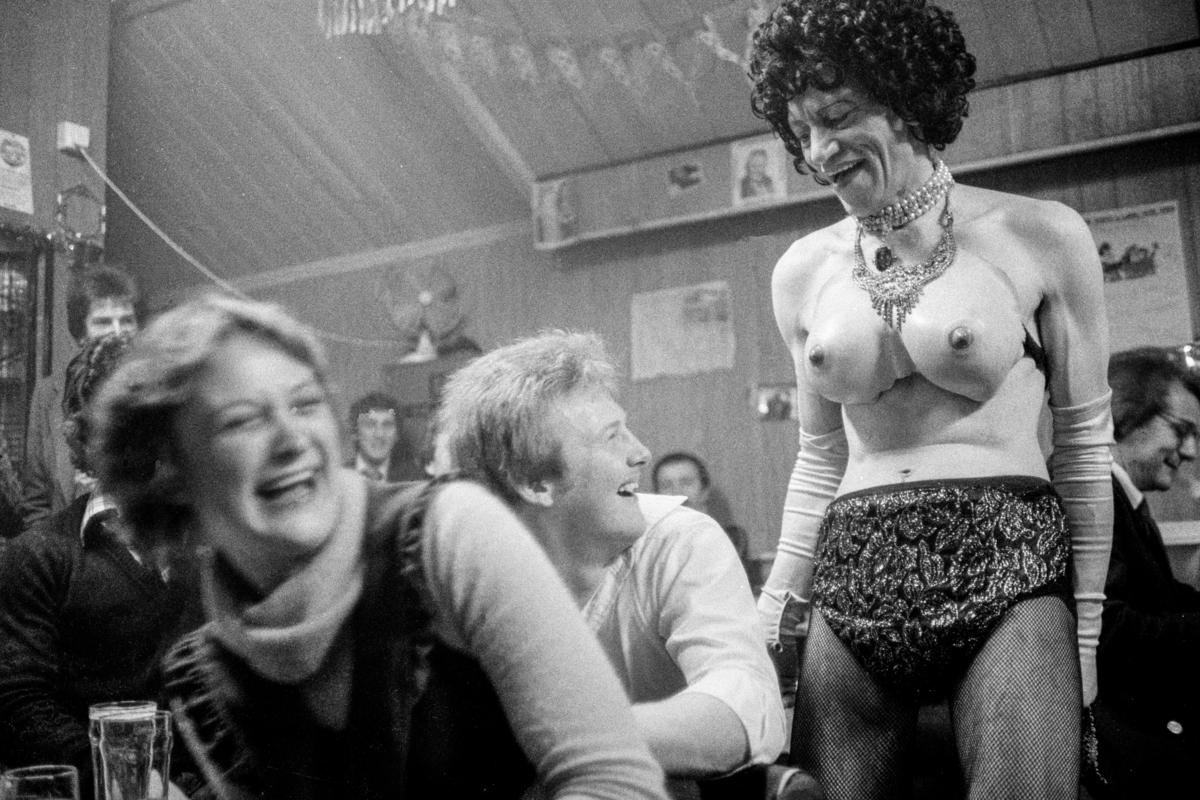 GB. WALES. Risca. Sy Scott entertaining in Broads Club. 1978.