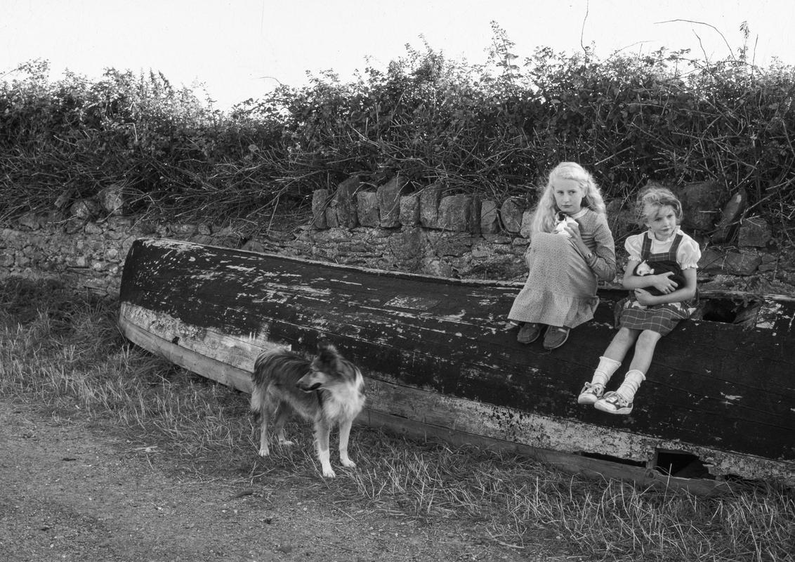 IRELAND. County Kerry. Sherkin Island. Local children guard their pets. 1984.