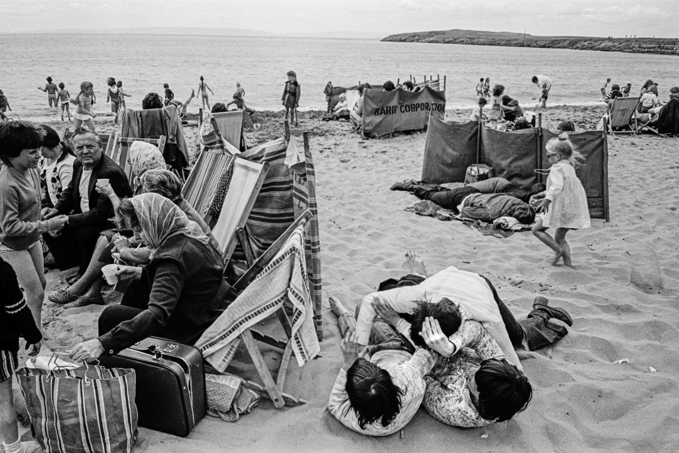 GB. WALES. Barry Island. Family fun on the beach. 1975.