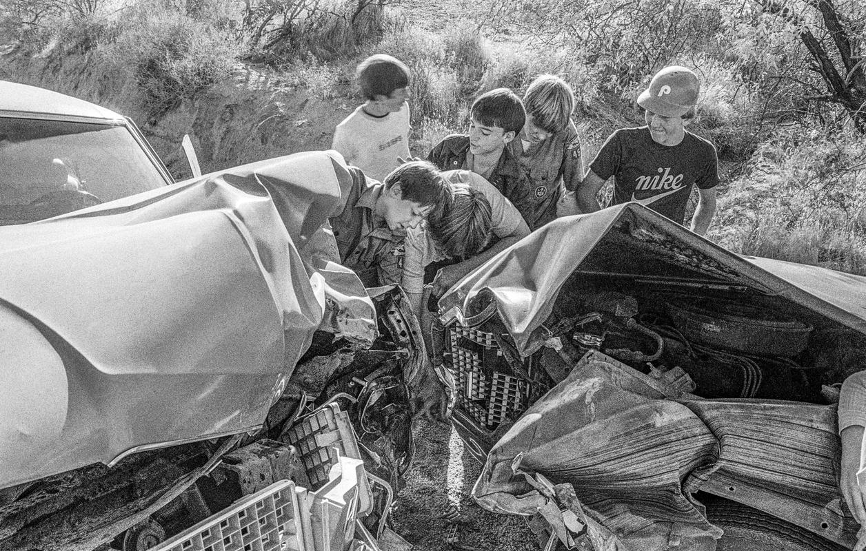 USA. ARIZONA. Outside Phoenix. An accident between two cars that must have been driving very quickly in opposite directions along a dry river bed in the Arizona Desert. 1979.