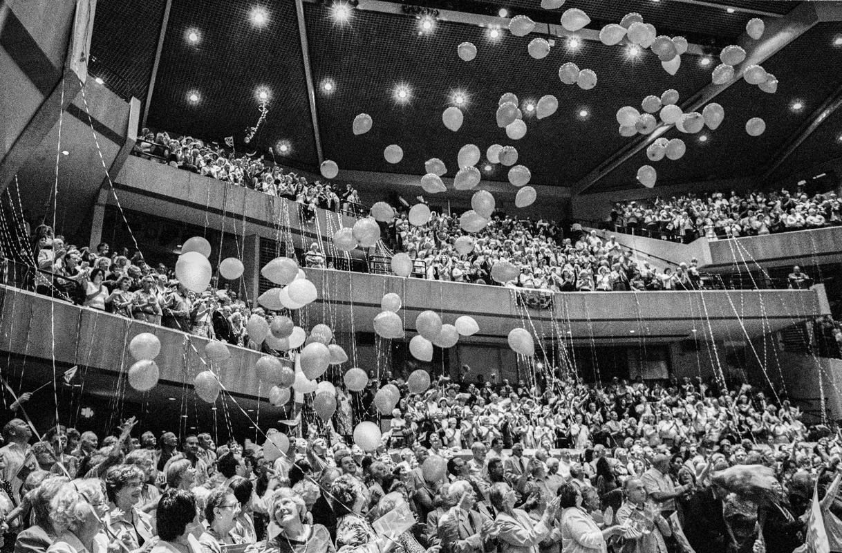 GB. WALES. Cardiff. Last night of the Welsh Proms. St David's Hall. 24 July 2004.