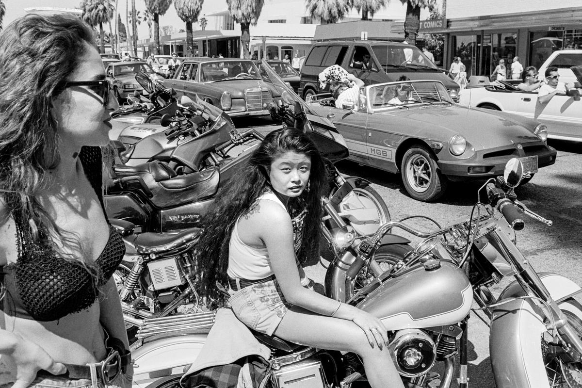 USA. CALIFORNIA. Palm Springs. A retreat for the famous and wealthy. Right on the San Andreas Fault.  Among the two million people who visit each year to soak up the sun are college students at Spring Break. A favourite pastime is cruising - driving up and down the main street or showing off on the sidewalk. 1991.