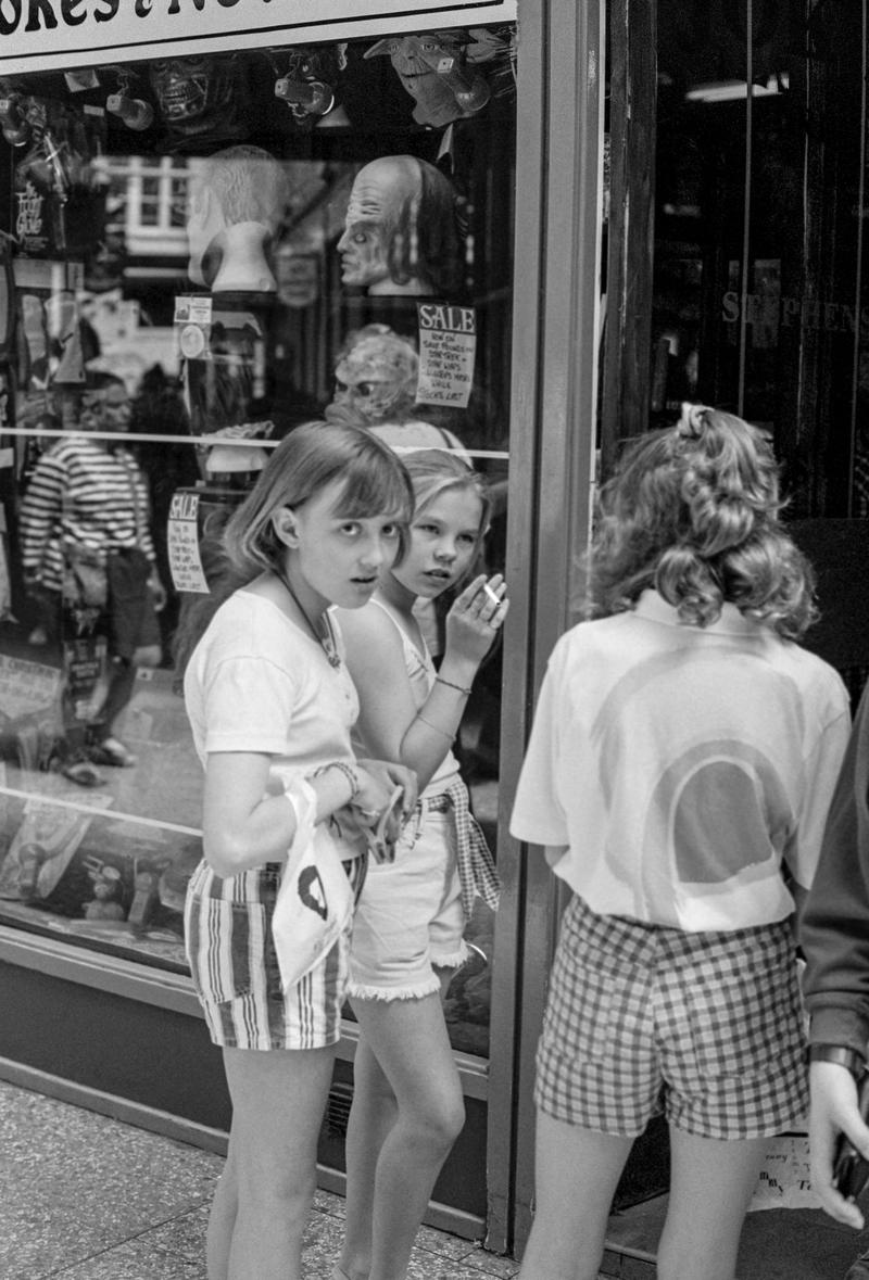 GB. WALES. Cardiff. Children in Arcade. 1996.