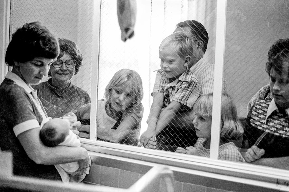 Preemie Baby unit at St Joseph's Hospital. Family seeing "graduate" baby now in the nursery and soon to go home. Phoenix, Arizona, USA