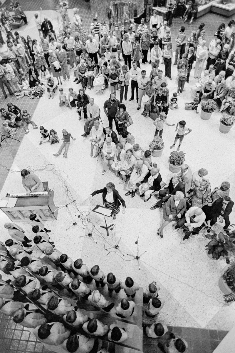 USA. ARIZONA. Phoenix. Goldwaters the major department store. Entertainment by Phoenix Boys Choir. 1979.