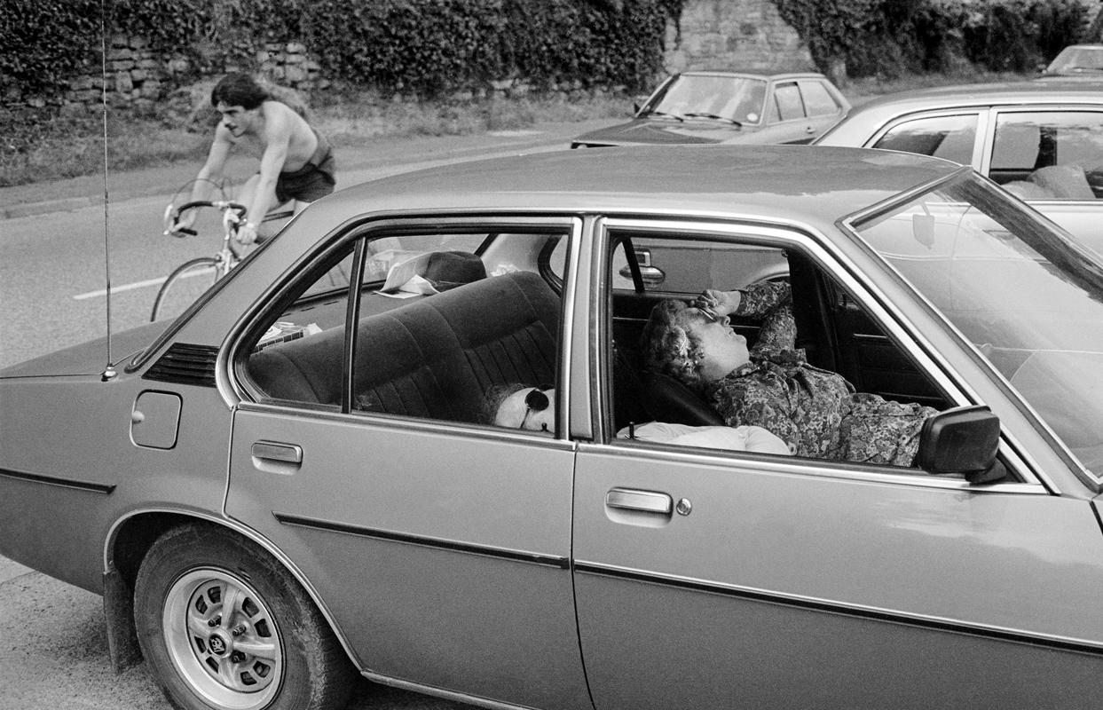 GB. WALES. Tintern. Weekend day tourists to Tintern front. 1981.