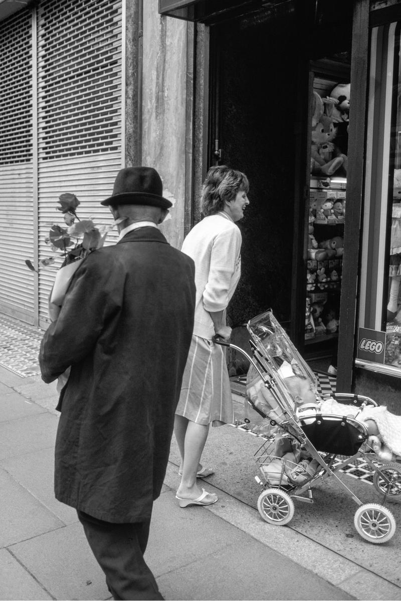 IRELAND. Killarney. Flowers in the street. 1984.