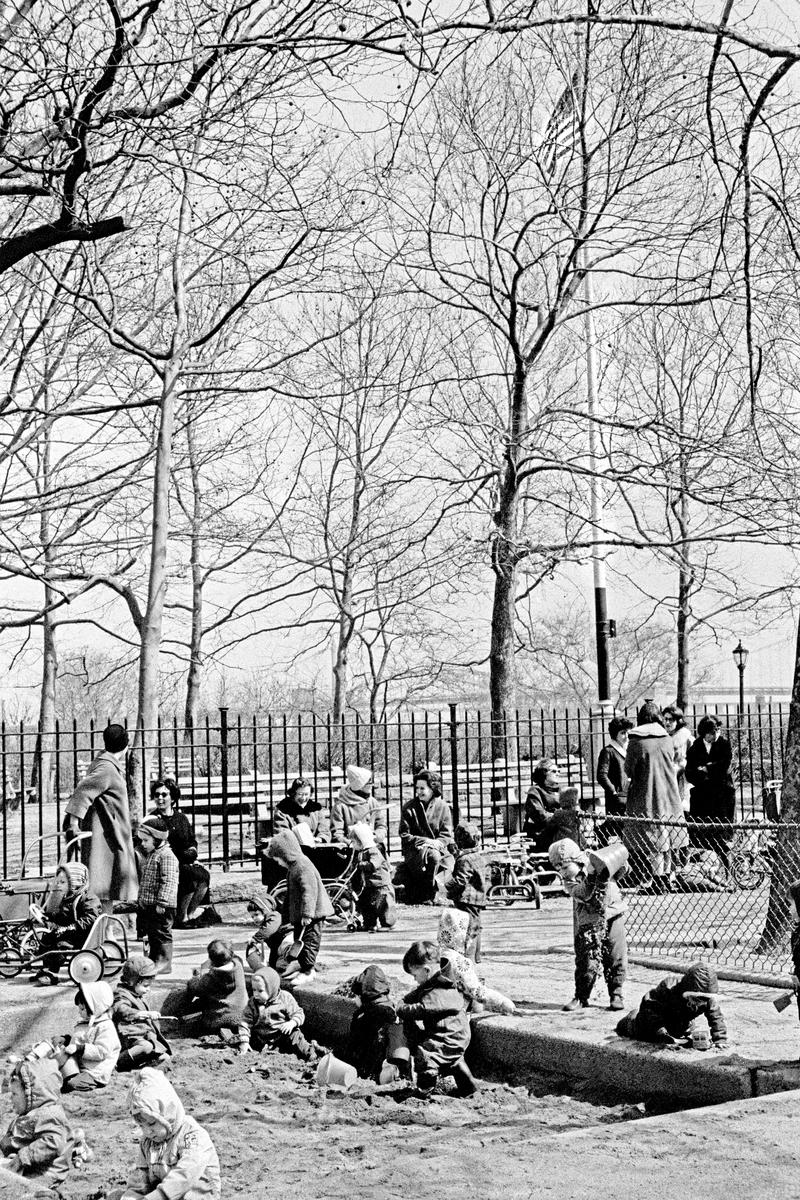 USA. NEW YORK. Lower East-side park. And the American flag. 1962.