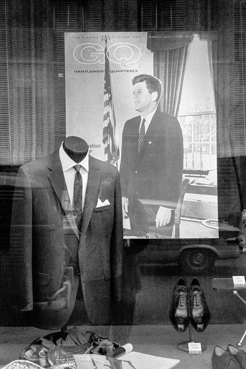 USA. NEW YORK. Lower Manhattan. Clothes shop window. President Kennedy as add and Flag. 1962.