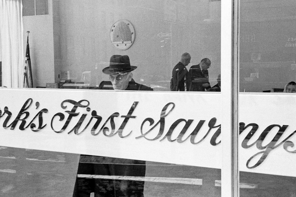 USA. NEW YORK. Lower Manhattan. First Savings and Flag. 1962.