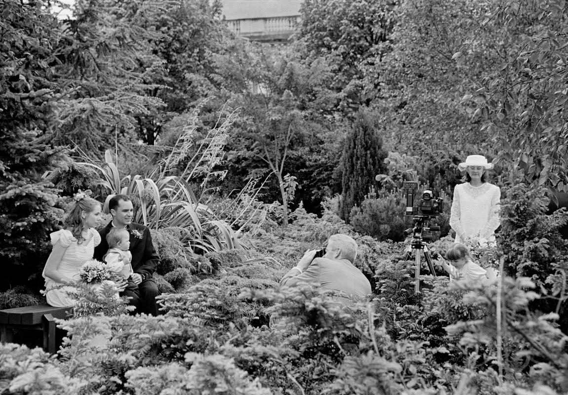 GB. WALES. Cardiff. Wedding photograph in Cathay's Park in central Cardiff. Slightly sureal as one photograph seemingly gets taken with no photographer. 1997.