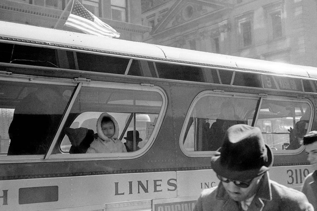 USA. NEW YORK. Lower Manhattan. Bus plus the American Flag. 1962.