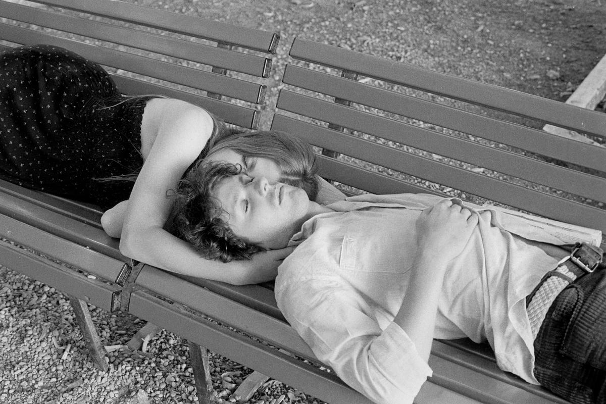 ITALY. Venice. Lovers resting in the sun on a park bench. 1999.