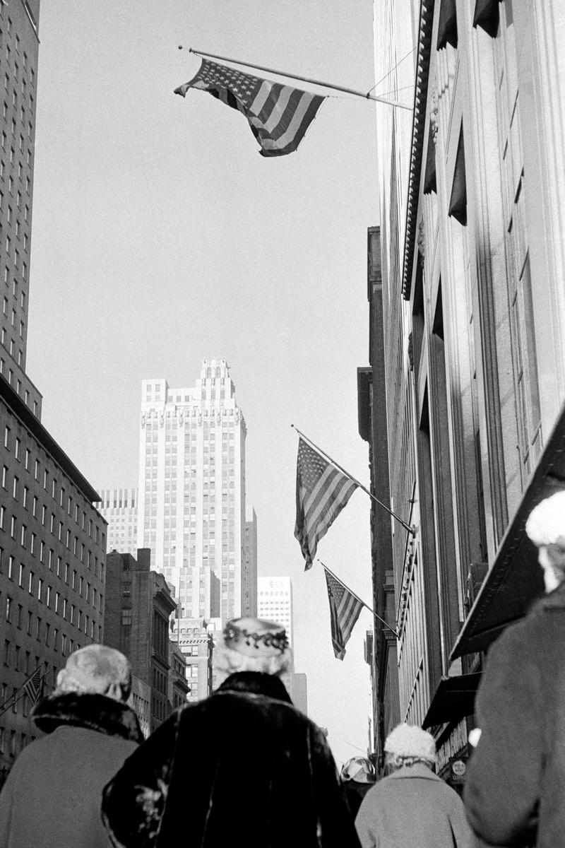 USA. NEW YORK. Manhattan. New Yorkers and the American flag. Fifth Avenue. 1962.