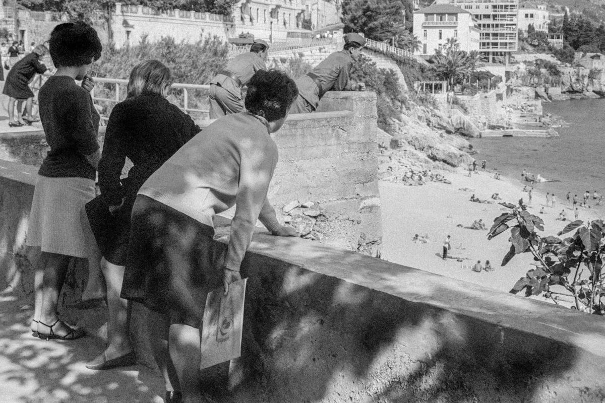 CROATIA (was Yugoslavia). Dubrovnik. Observing the beach. 1964.