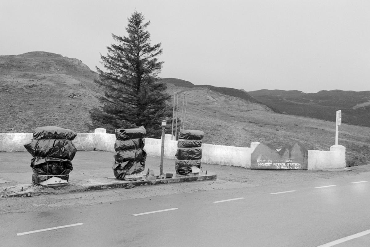 GB. WALES. Pont Yr Afon B4391 Migneint Mountain. Highest petrol station in Wales. 1994.