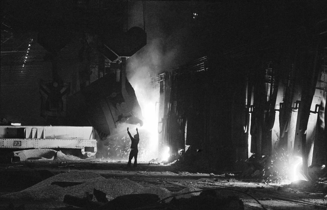 GB. WALES. Shotton. Working in Shotton Steel Works during its last days before closing. The last pouring. 1977.