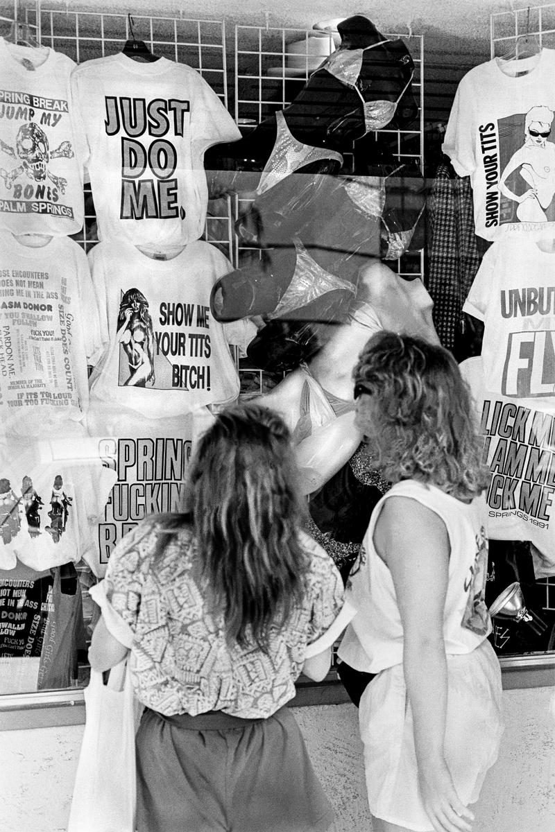 USA. CALIFORNIA. Palm Springs. A retreat for the famous and wealthy. Right on the San Andreas Fault.  Among the two million people who visit each year to soak up the sun are college students at Spring Break. A favourite pastime is cruising - driving up and down the main street or showing off on the sidewalk. 1991.