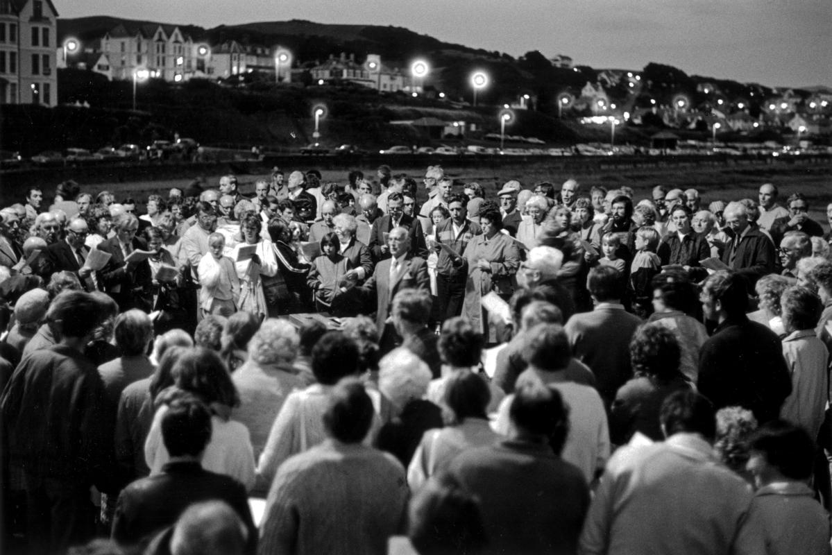 GB. WALES. Criccieth. Open-air service on the beach prominade. 1986.