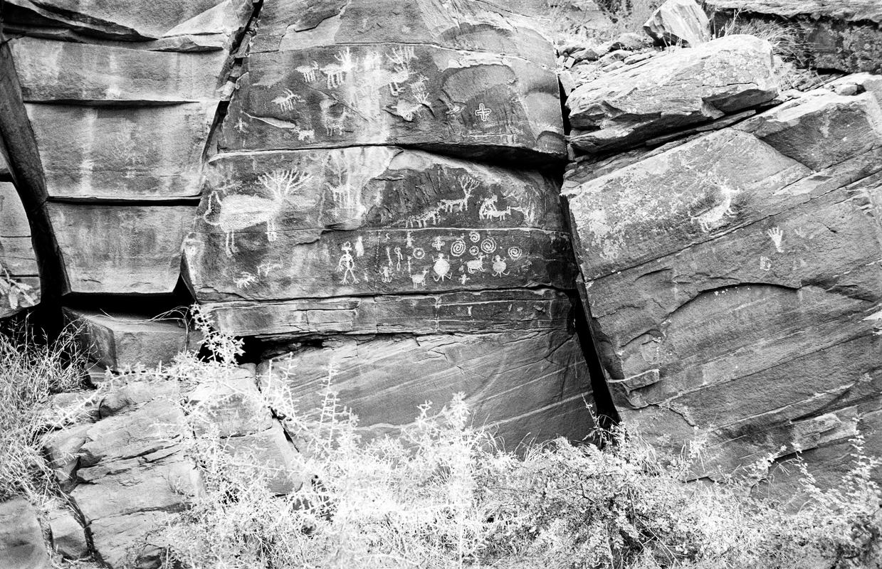 USA. ARIZONA. Montuzumas well. Indian pictographs. 1980.