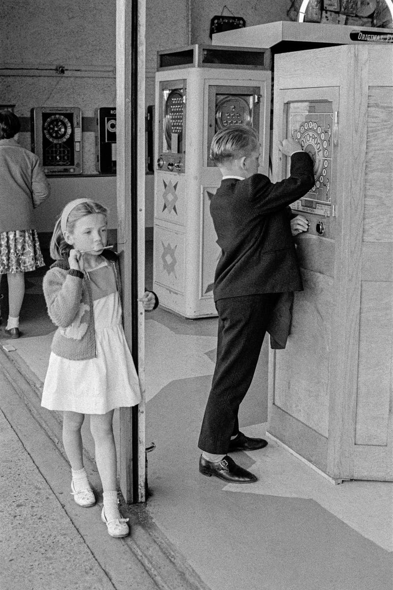 GB. ENGLAND. Herne Bay. Children playing in the amusement arcade. 1963.