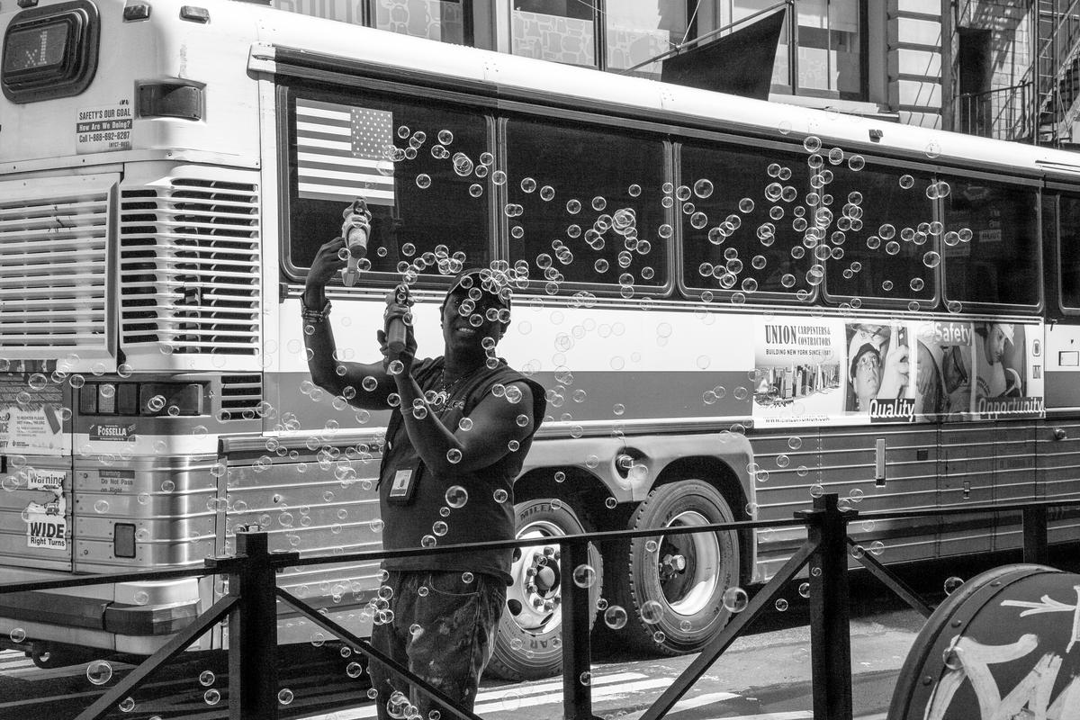 USA. NEW YORK. Bubbles in lower Manhattan. 2007.