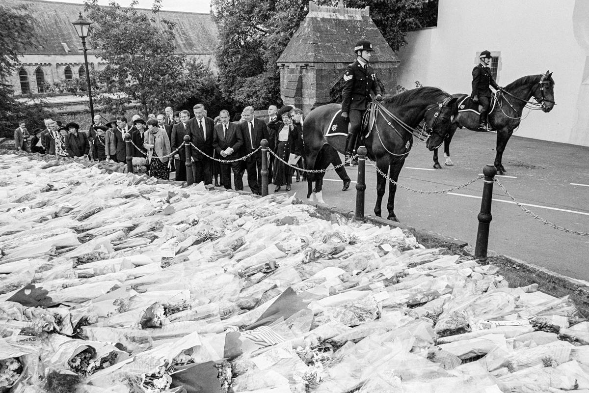 GB. WALES. Llandaff. Welsh dignitaries look at the flowers left by the general public on the day of the funeral of Lady Diana Princess of Wales. 1997.