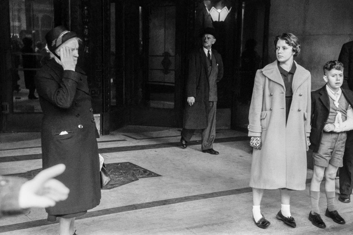 GB. ENGLAND. London. Oxford Street. Surreal grouping. One of David Hurn's first pictures taken on a Kodak Retina folding camera (first camera). 1955