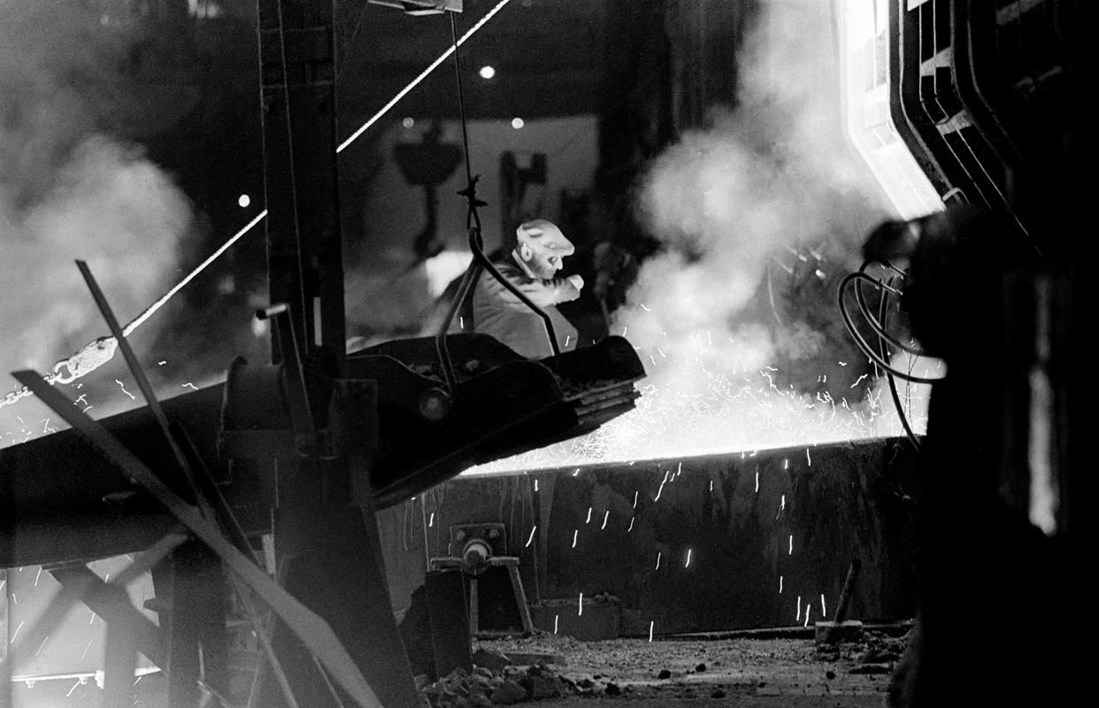 GB. WALES. Shotton. Working in Shotton Steel Works during its last days before closing. The last pouring. 1977.