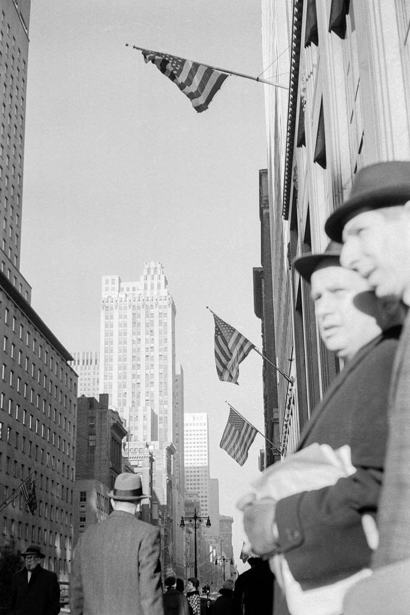 USA. NEW YORK. One of the most famous restaurants in New York, in 1962, perhaps in the world, is the 'Forum' decorated with painting of Roman figures.  It is full at lunchtime with the millionaire businessmen of the district. A doorman in fine livery greets a client. 1962.