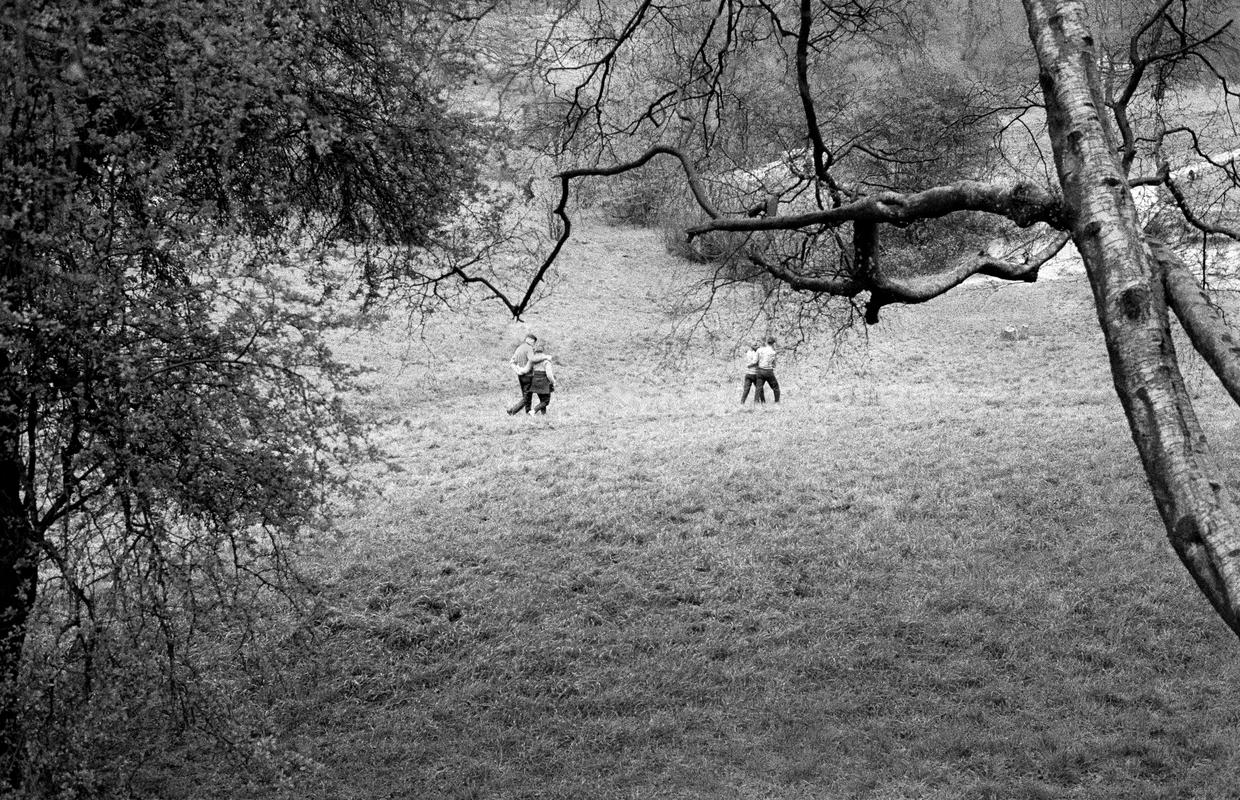 GB. ENGLAND. Hampstead. Hampstead Heath in North London. A favourite walking spot for young lovers. Taken on a Contax 2 camera (first professional camera). 1958.