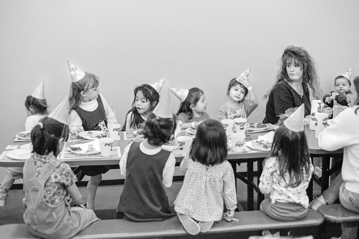 USA. ARIZONA. Phoenix, Jungle Jims pizza.  Saturday afternoon children's party. 1997.