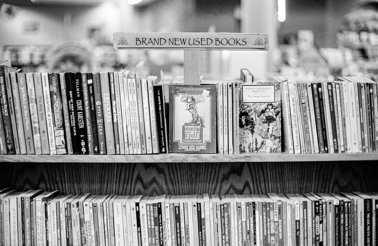 USA. ARIZONA. Mesa. Book shop. 2002.