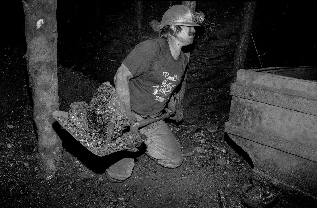 GB. WALES. Neath Valley. Black mountain coal. Miner hand loading coal - up to 7 tons a day. 1993.