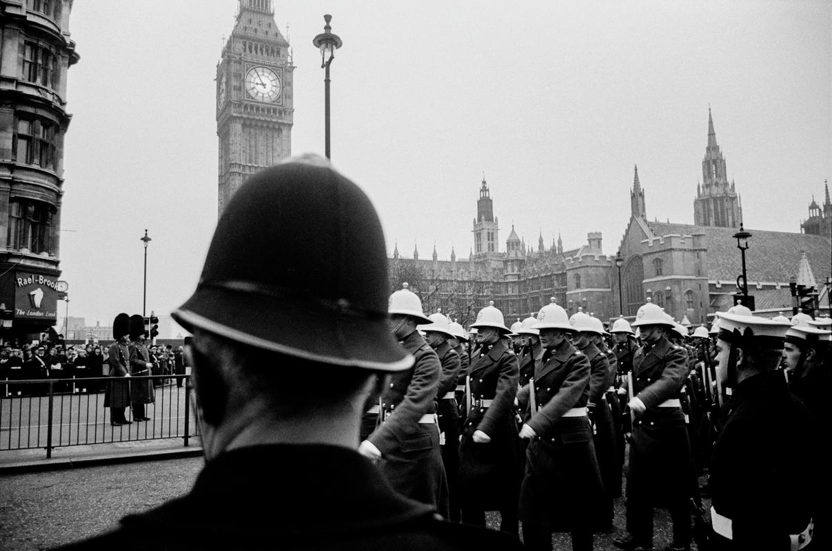 GB. ENGLAND. London. Winston CHURCHILL funeral. Early morning. 3 January 1965.