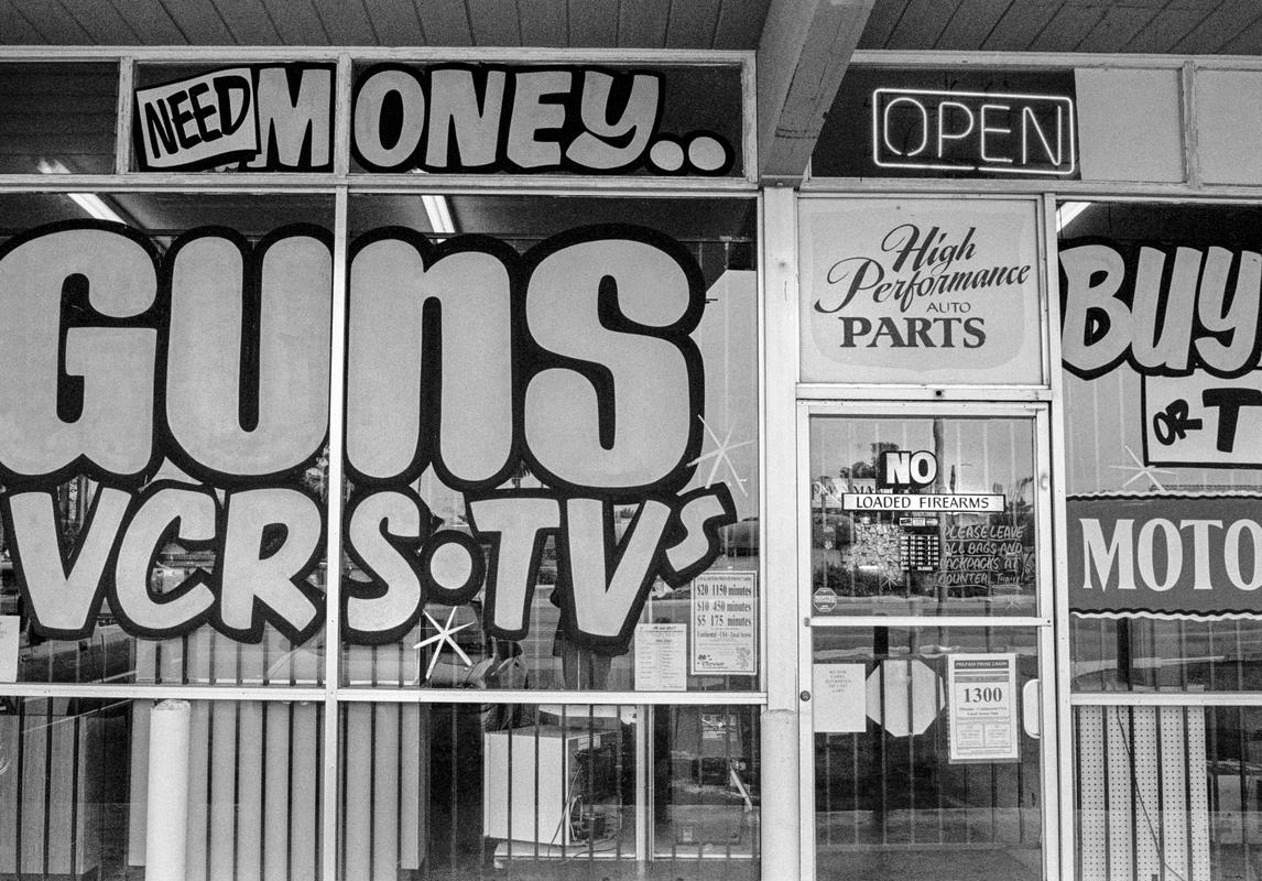 USA. ARIZONA. Mesa. A shop window. 2002.