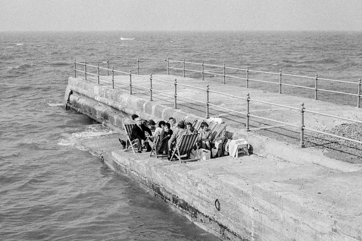 GB. ENGLAND. Herne Bay holiday makers determined to enjoy their holiday whatever the temperature or however high the wind. 1963.