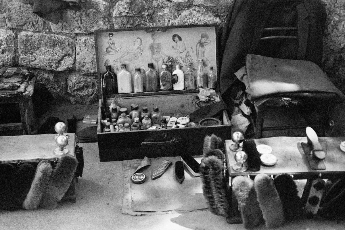 CROATIA (was Yugoslavia). Dubrovnik. Street scene. Shoe cleaning. 1964