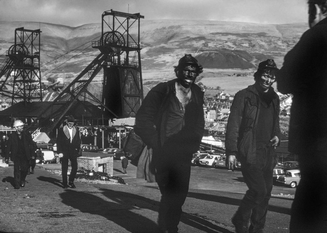 GB. WALES. Rhondda Valley. Miners at the end of their shift. 1972.