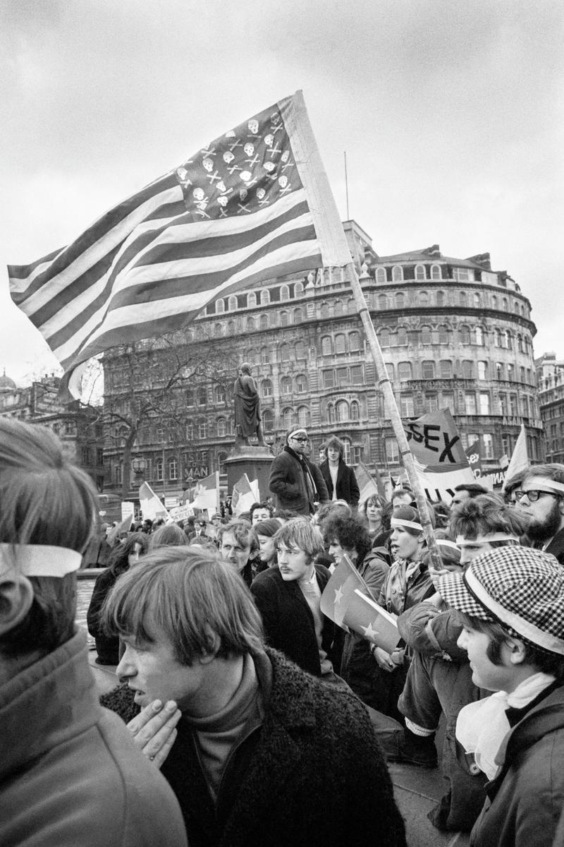 GB. ENGLAND. London. Crowds in Trafalgar Square after trouble hadflared in Grosvenor Square, London, after an estimated 6,000 marchers faced up to police outside the United States Embassy. On March 17, an anti-war demonstration in Grosvenor Square, London, ended with 86 people injured and 200 demonstrators arrested. The protesters had broken away from another, bigger, march against US involvement in Vietnam but were confronted by a wall of police. 1968.