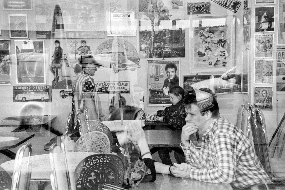 GB. WALES. Barmouth. Chuck's American Diner by the seaside. 1998.