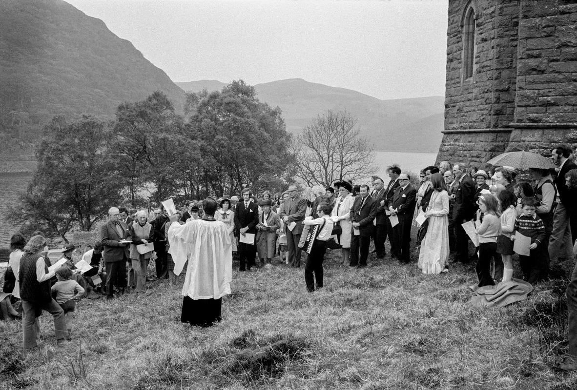 GB. WALES. Nantgwitt Church in the Elan Valley. Open air service. 1973.