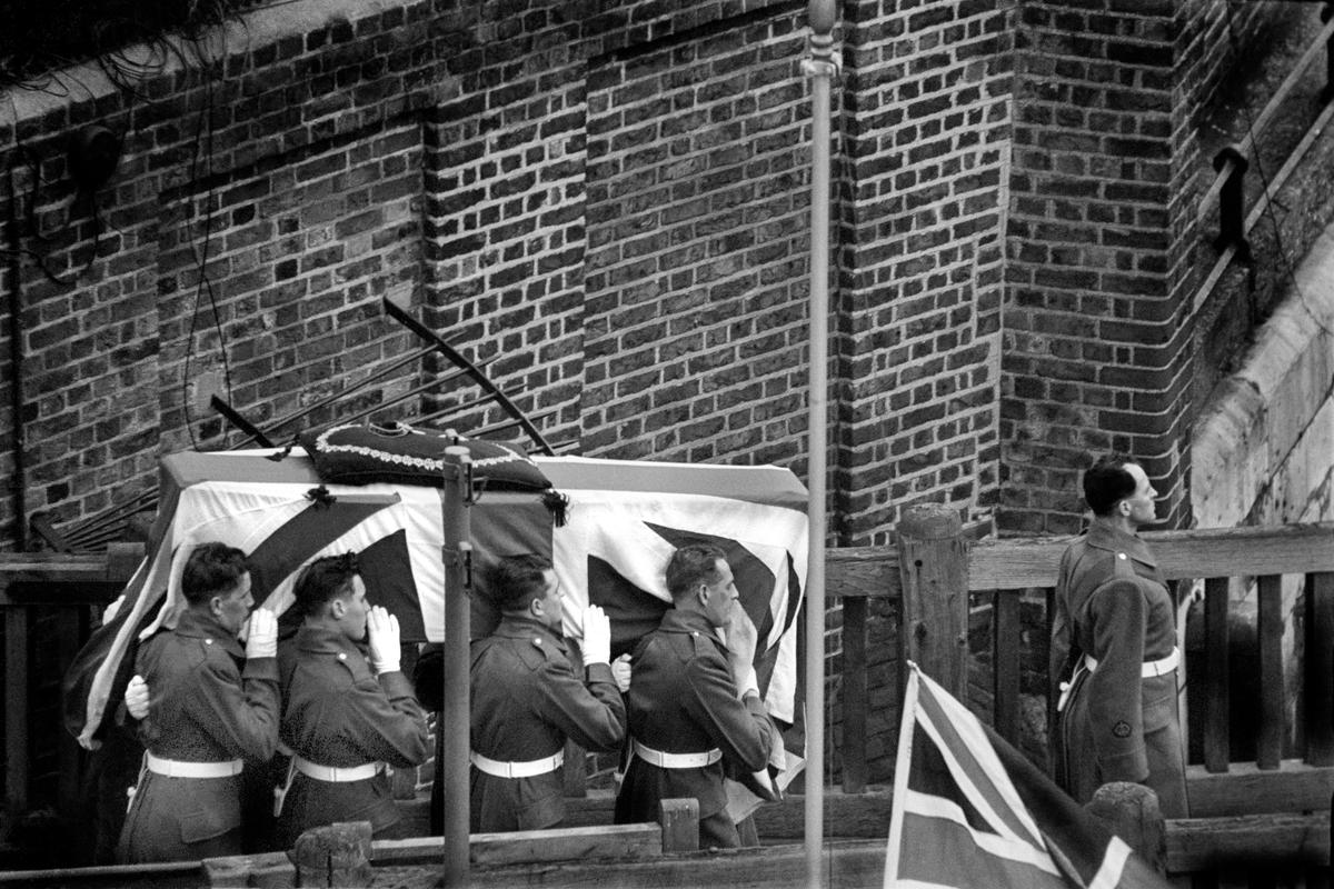 GB. ENGLAND. London. Winston CHURCHILL funeral. 3 January. Churchill's lead-lined coffin is carried to a barge at Tower Pier. 1965.