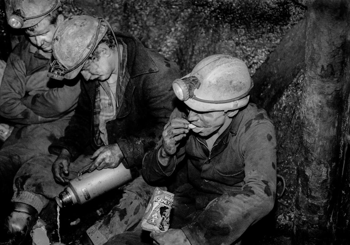GB. WALES. Neath Valley. Black mountain coal. Miners have lunch underground. 1993.