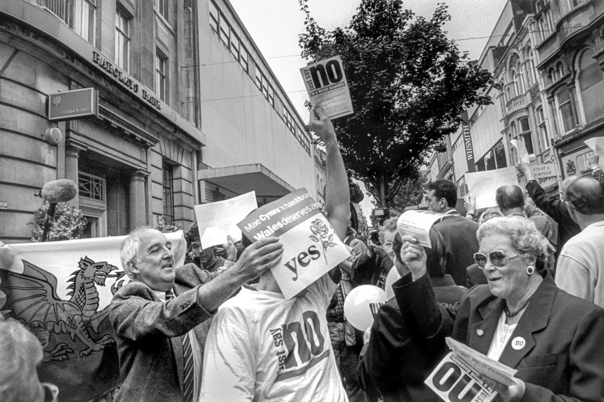 GB. WALES. Newport. Campaign for Assembly vote. The centre of Newport where the battle is between the Yes's and the No's. 1997.