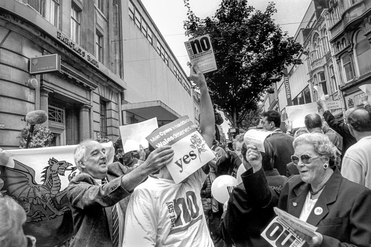 GB. WALES. Newport. Campaign for Assembly vote. The centre of Newport where the battle is between the Yes's and the No's. 1997.