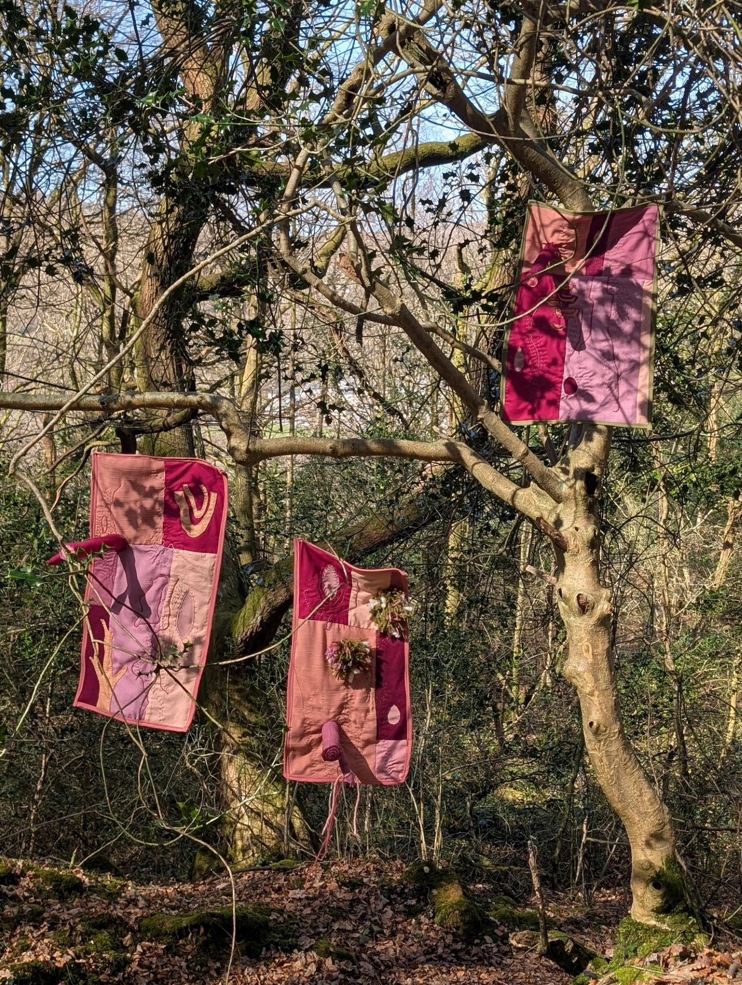 Darnau gorffenedig Teimlo wedi'i hongian o coed