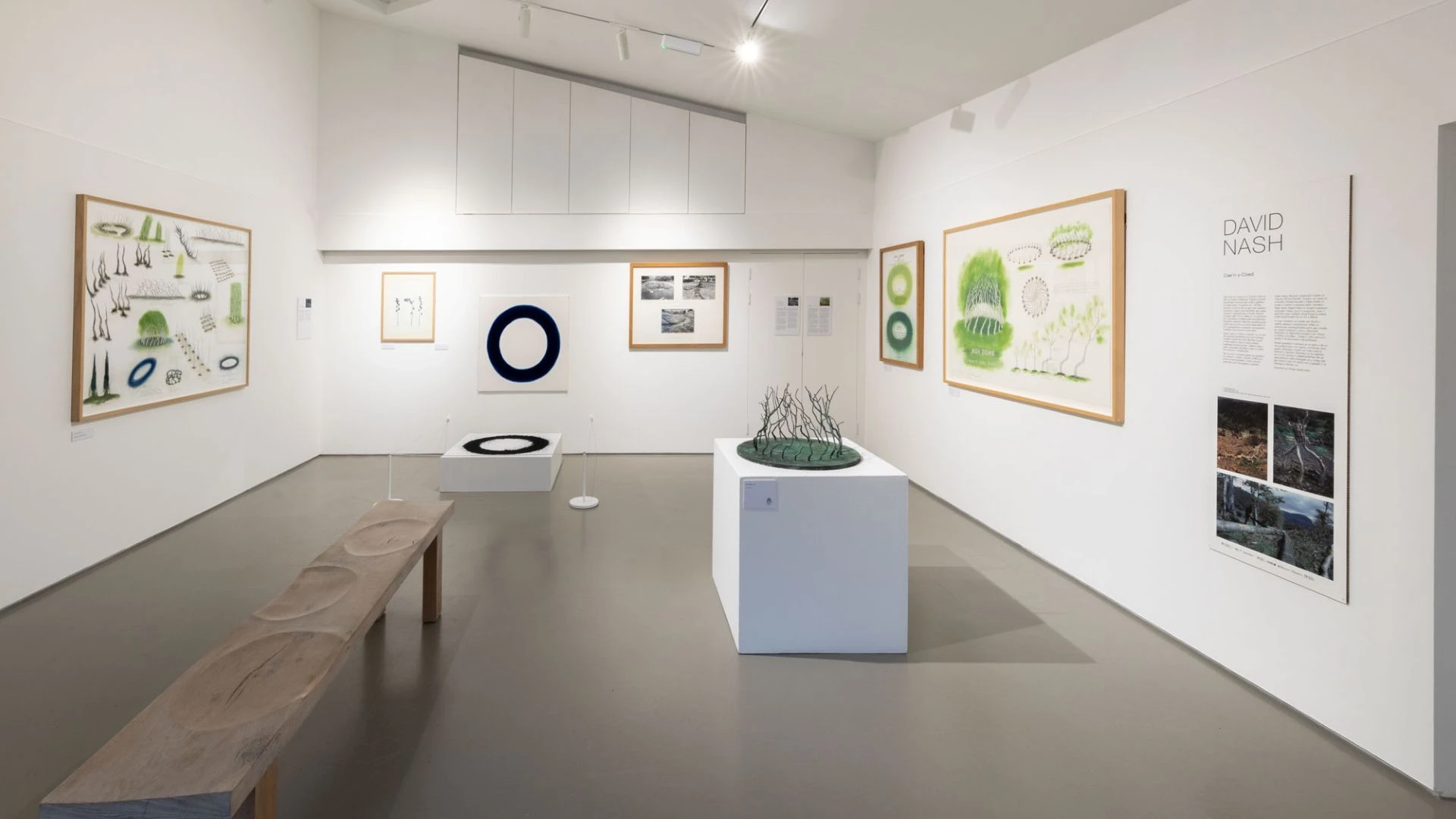 Oriel gydag ambell brint ar y waliau.