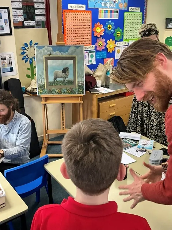 Plant yn edrych yn ofalus ar y paentiad Ovis Alarmed gan Tony Steele Morgan