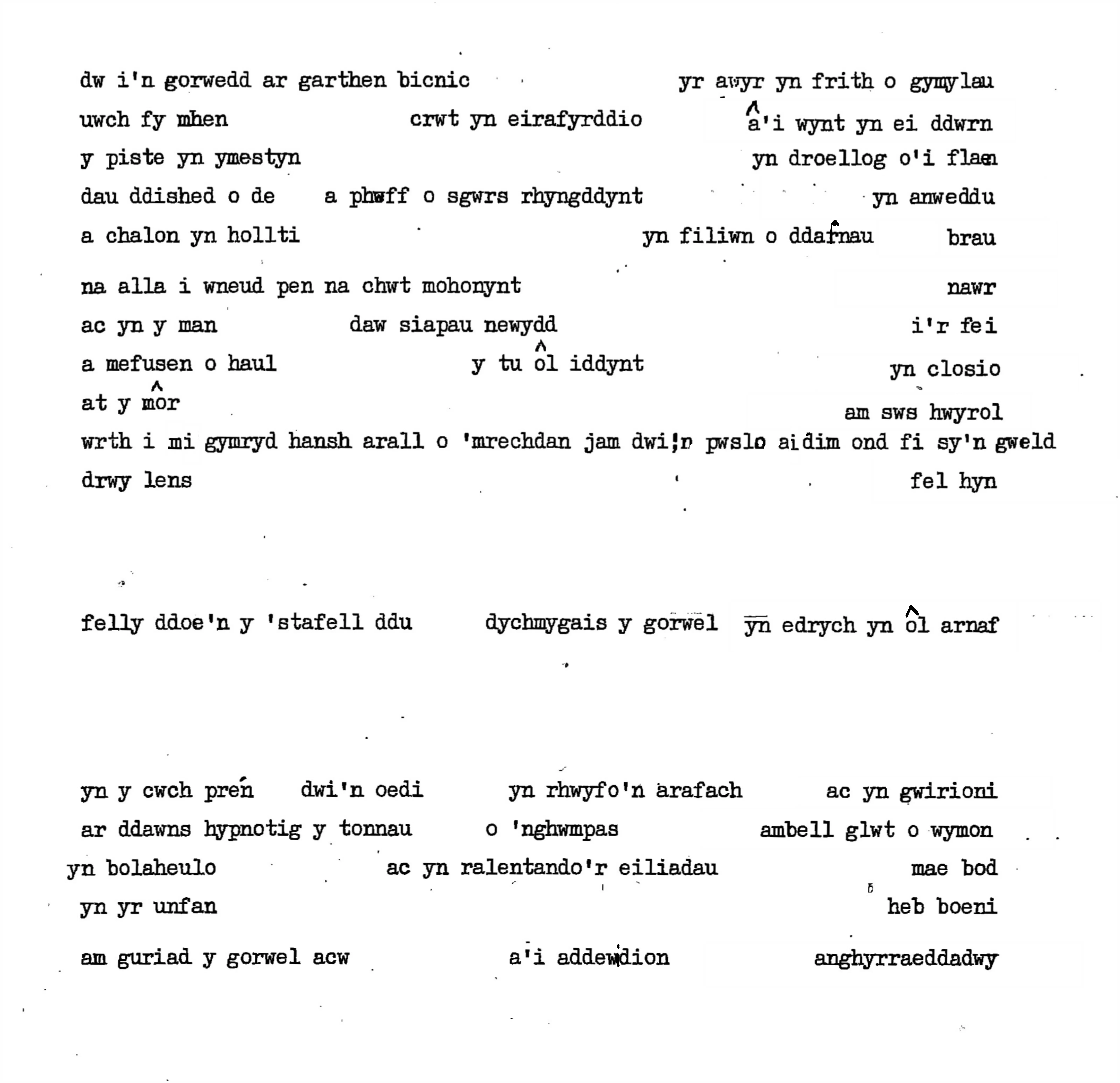 Tair cerdd wedi'u teipio ar bapur gyda theipiadur i greu siap yr awyr, llinell y gorwel a'r môr.